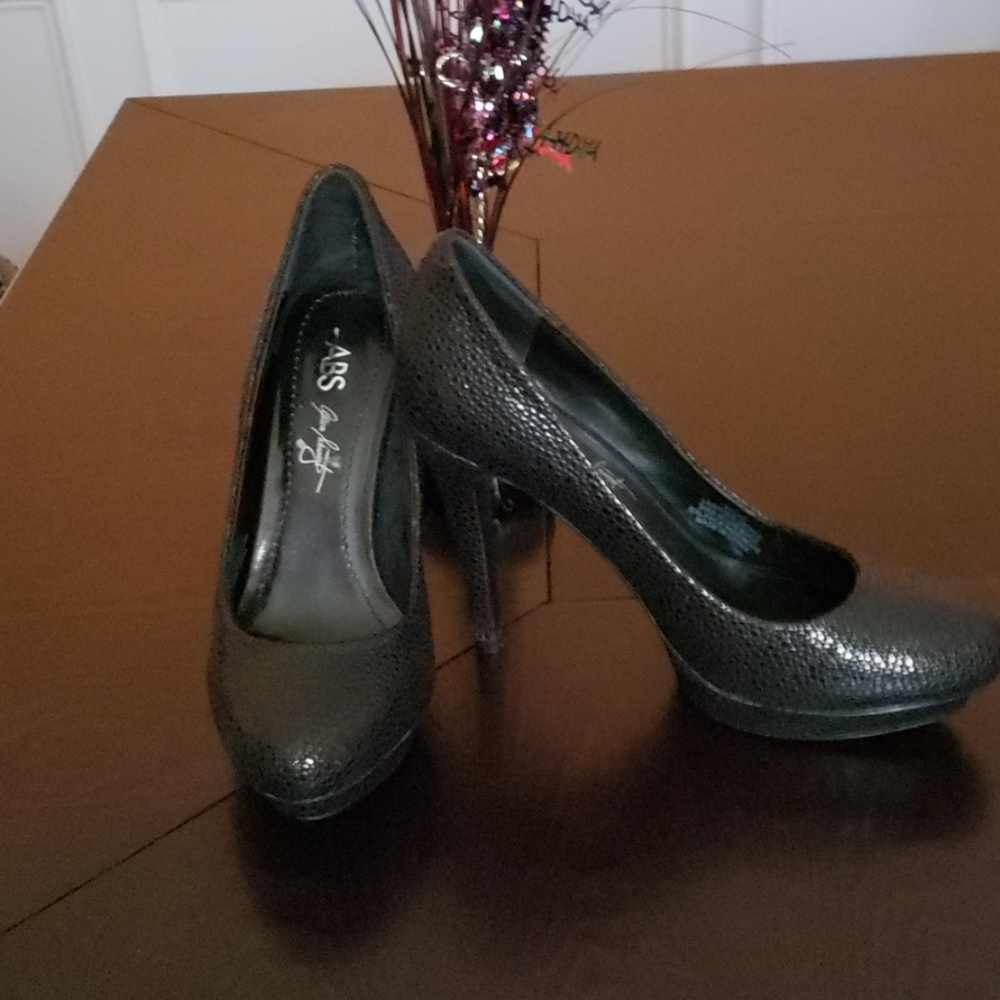 Shoes - Picture 3 of 4